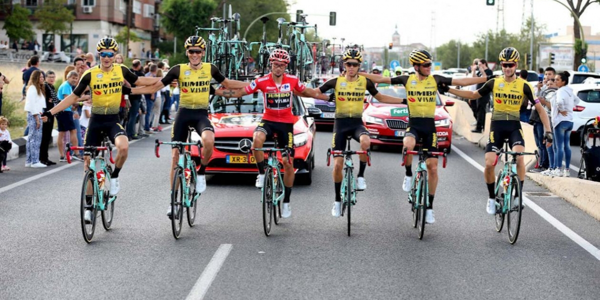 Primoz Roglic y su equipo, el Jumbo Visna.