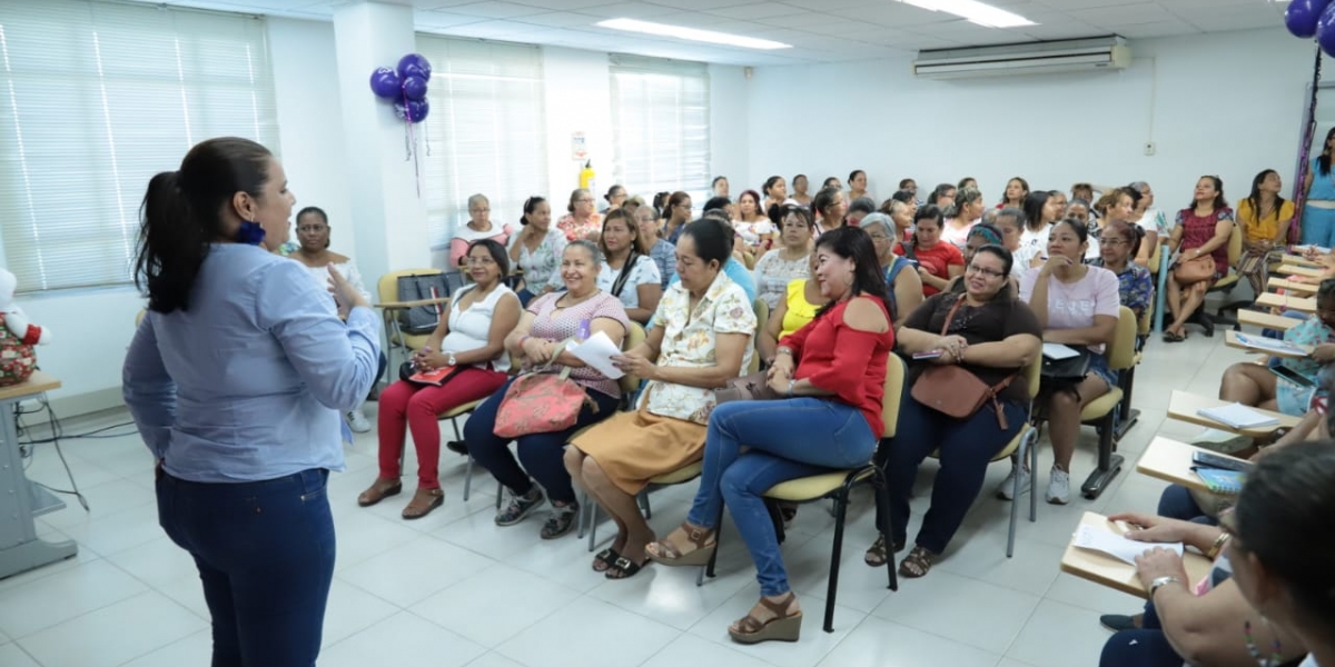Alcaldía de Santa Marta Capacitación en adornos navideños a mujeres samarias.