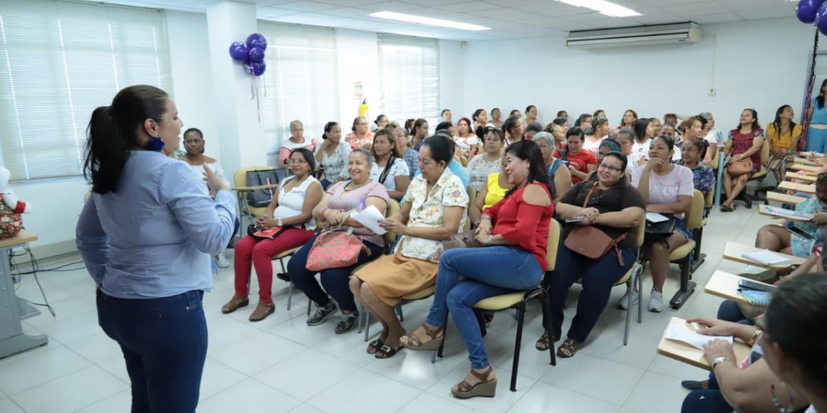 Capacitación en adornos navideños a mujeres samarias. 