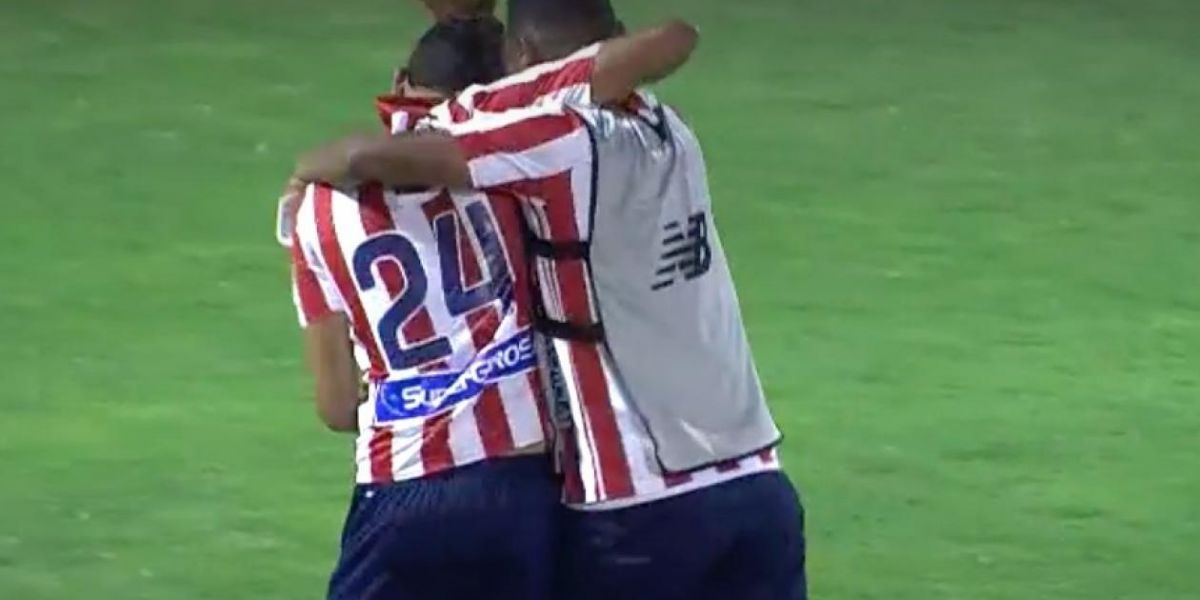 Víctor Cantillo celebra su gol con Luis Narváez.