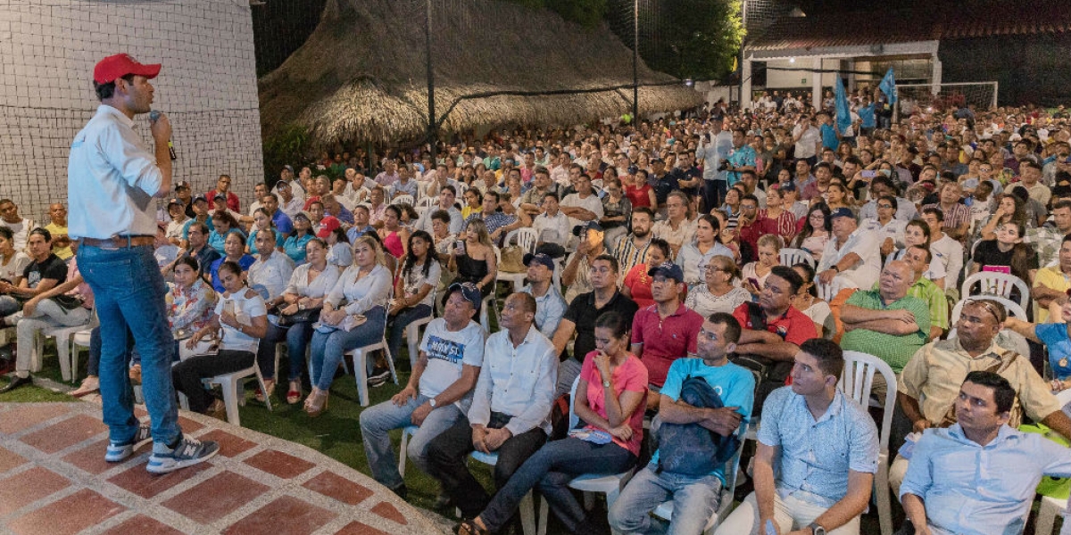 El Mello reunido con simpatizantes de su campaña.