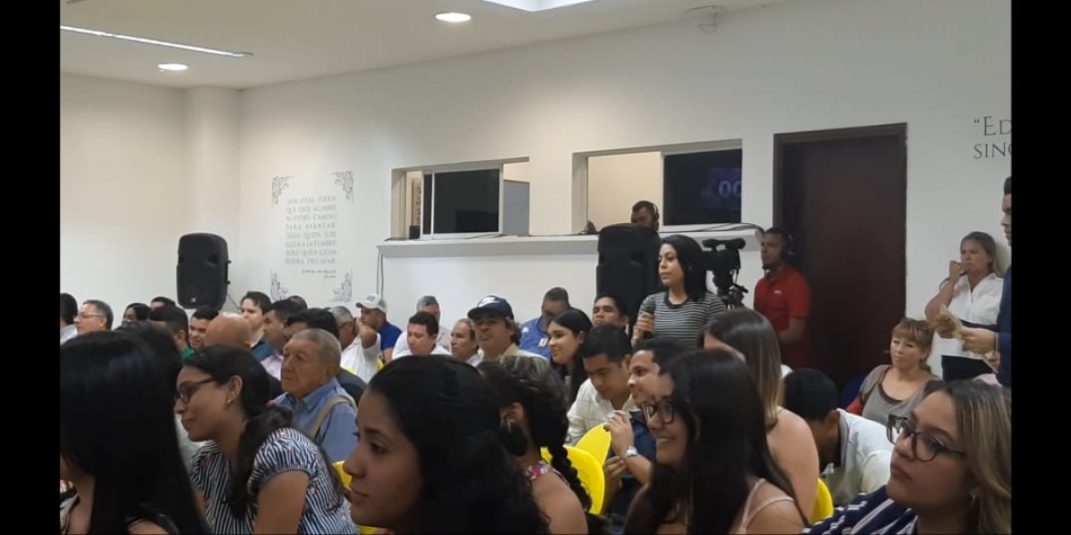 Seguimiento.co Momento en que la joven estudiante Andrea Castaño critica la mecánica del 'debate'.