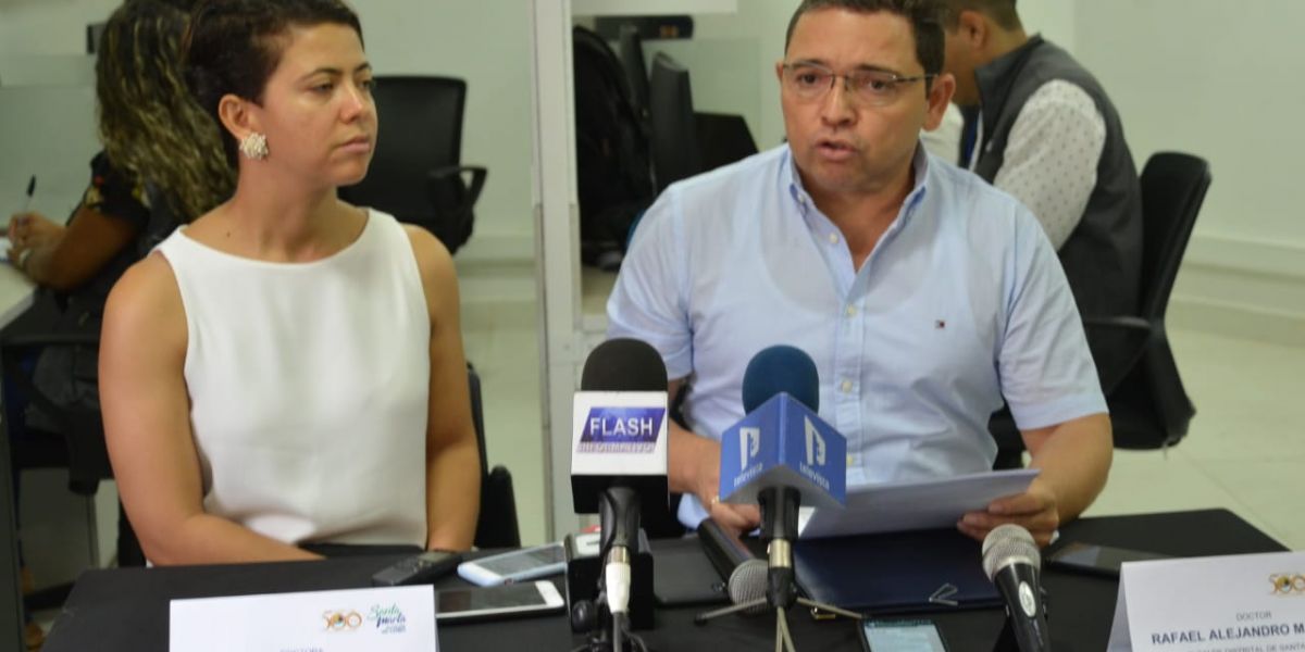 El alcalde de Santa Marta, Rafael Martínez, y la secretaria (e) de Hacienda, Ingrid Llanos. 