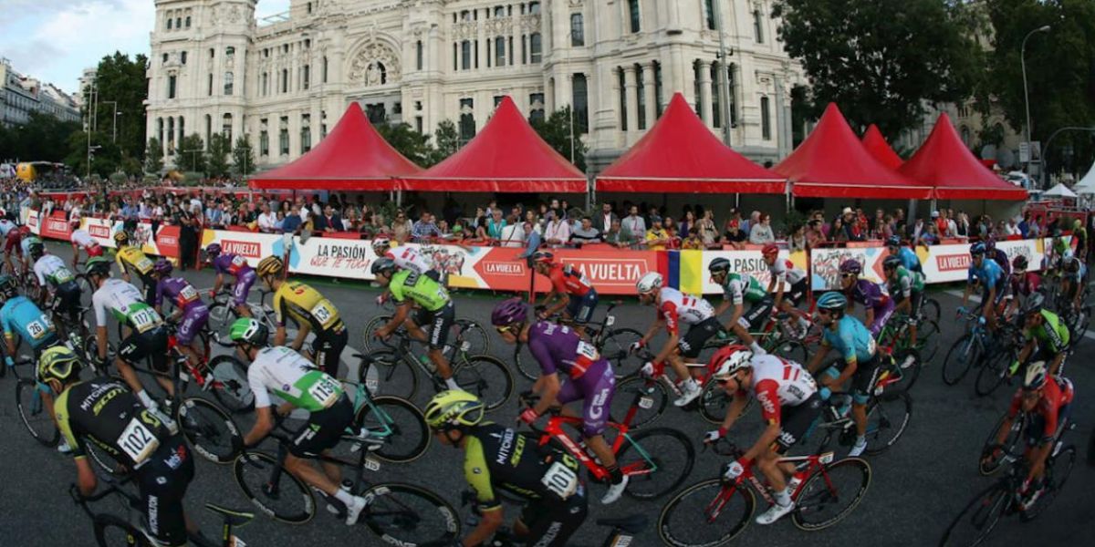 Pelotón de ciclistas durante la Vuelta a España.