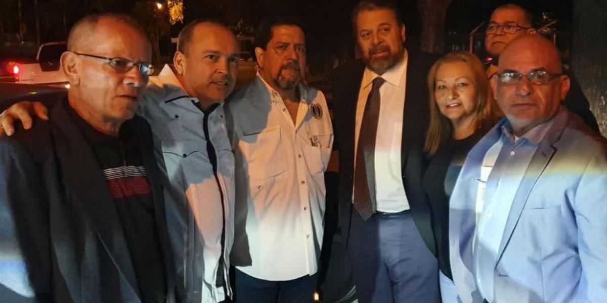 Édgar Zambrano, diputado liberado (en el centro).