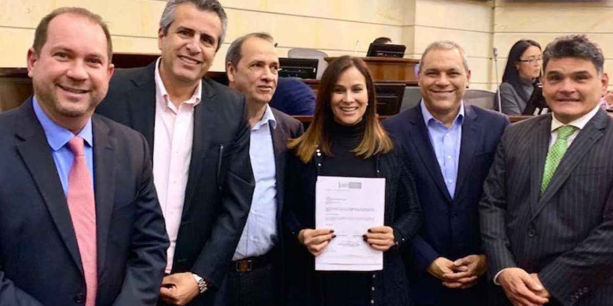 Grupo de senadores que radicaron el Proyecto de Ley.