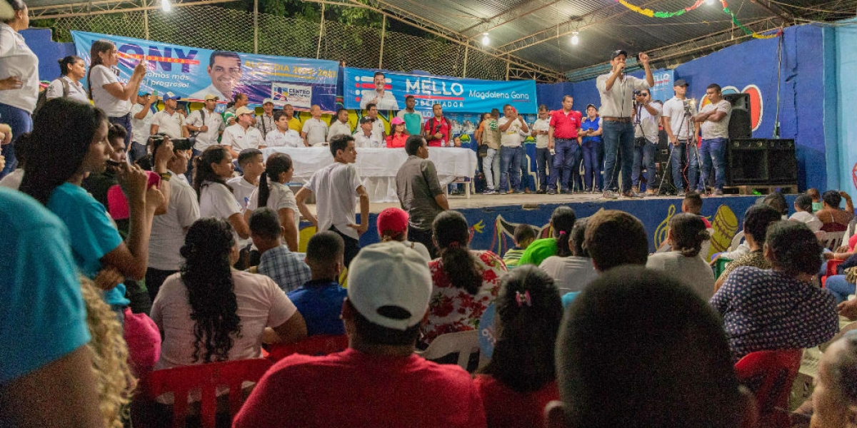 El Mello reunido con simpatizantes de su campaña.