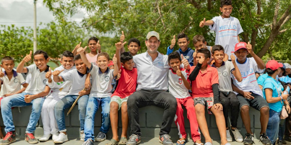 El Mello reunido con pequeños simpatizantes de su campaña.