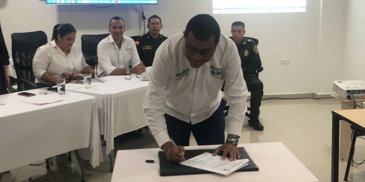 Robinson Morelo firmando el pacto.