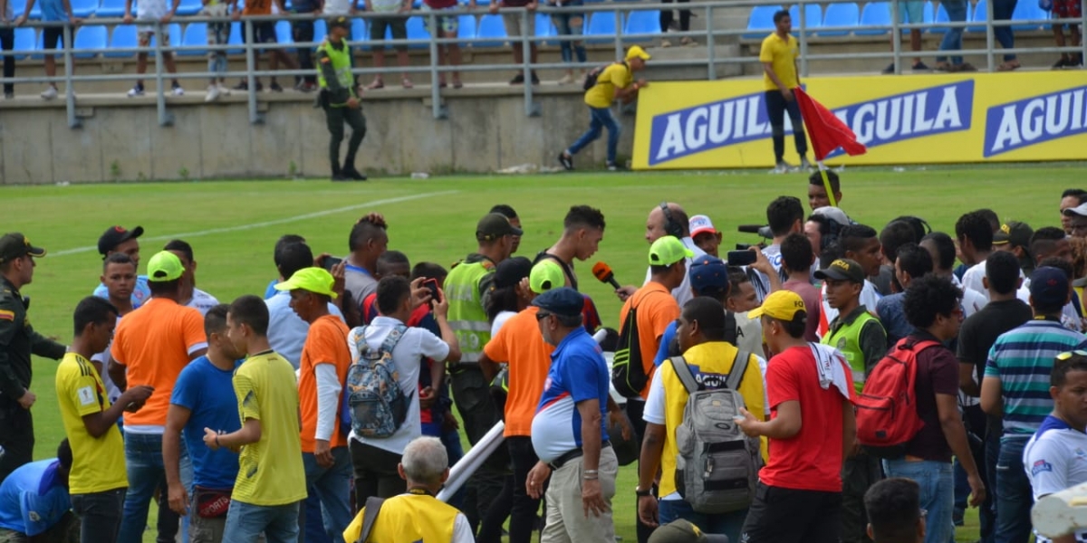 Oscar Mejía / Seguimiento.co Los hinchas invadieron el estadio al finalizar el compromiso.