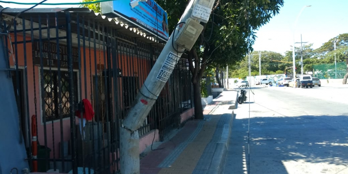 Poste afectado en la Avenida del Río con carrera quinta