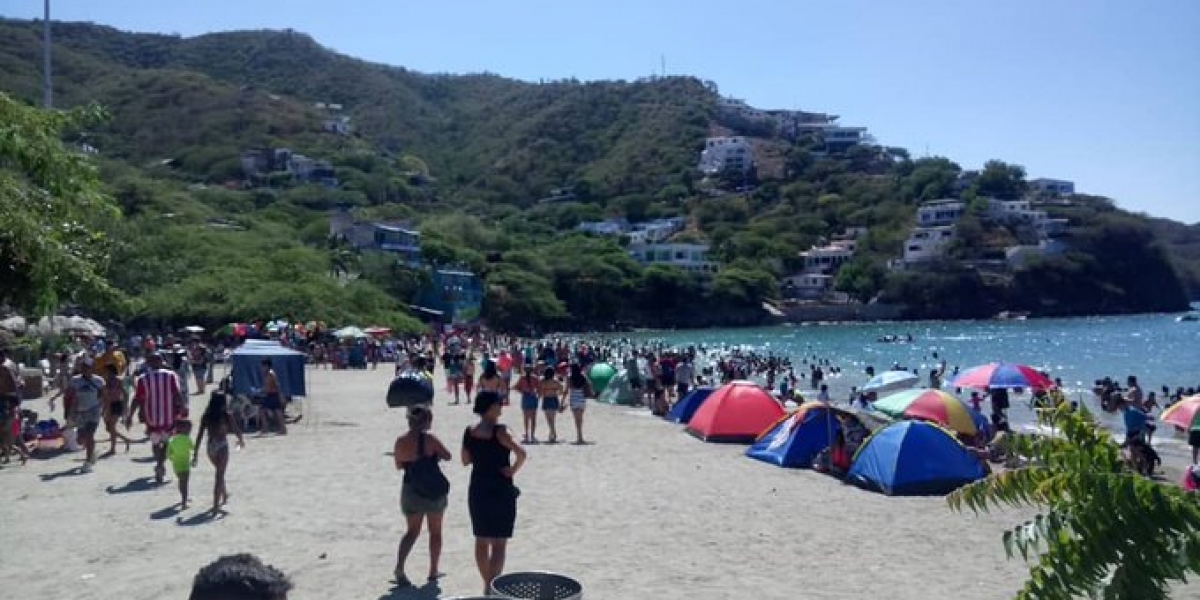 Las playas de Taganga están llenas de turistas y no hay donde parquear vehículos.