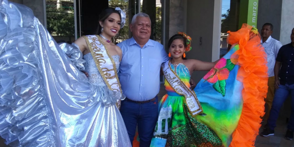 Reinas del Festival Nacional del Caimán y el Alcalde Ciénaga. 