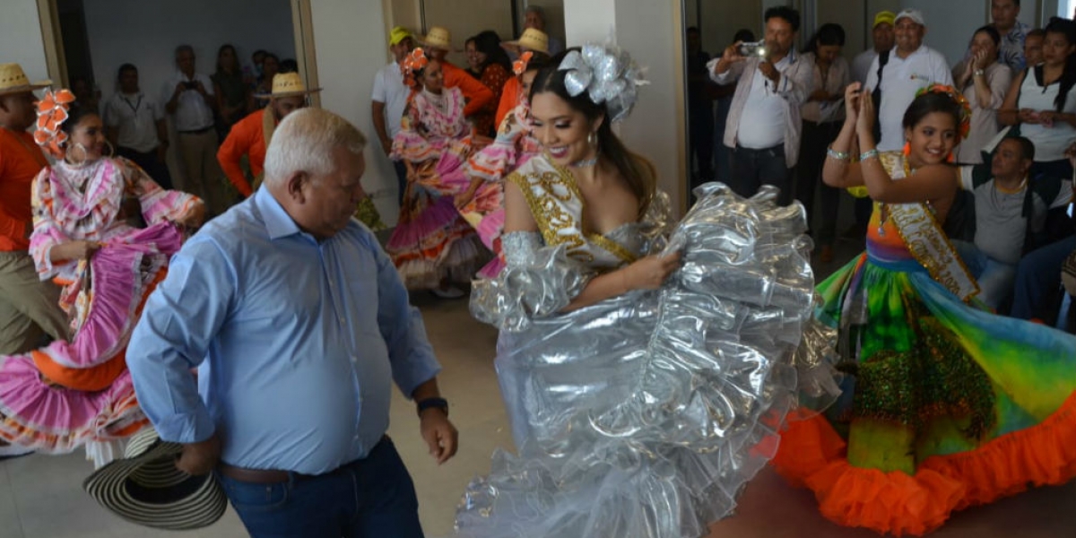 El alcalde del municipio de Ciénaga, Luis ‘Tete’ Samper y las reinas del Caimán, Keily Dayana Gordillo Blanco y Harleg Munive Urieles 