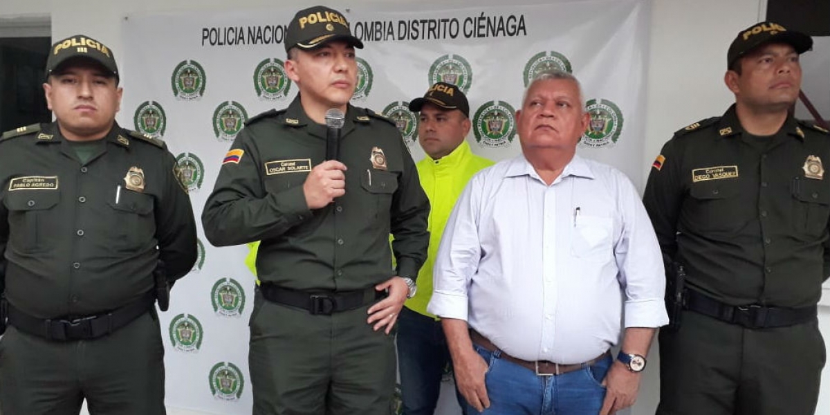 Comandante entrante de la Policía de Santa Marta, Óscar Solarte y Luis Tete, alcalde de Ciénaga.