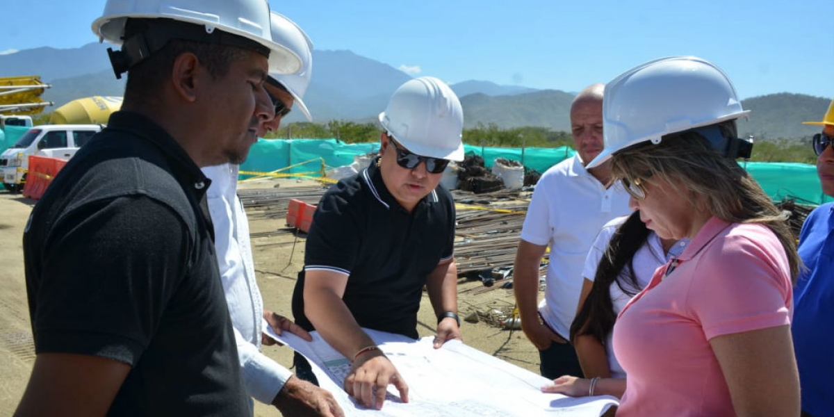 Alcaldesa Virna Johnson durante el recorrido en las obras.