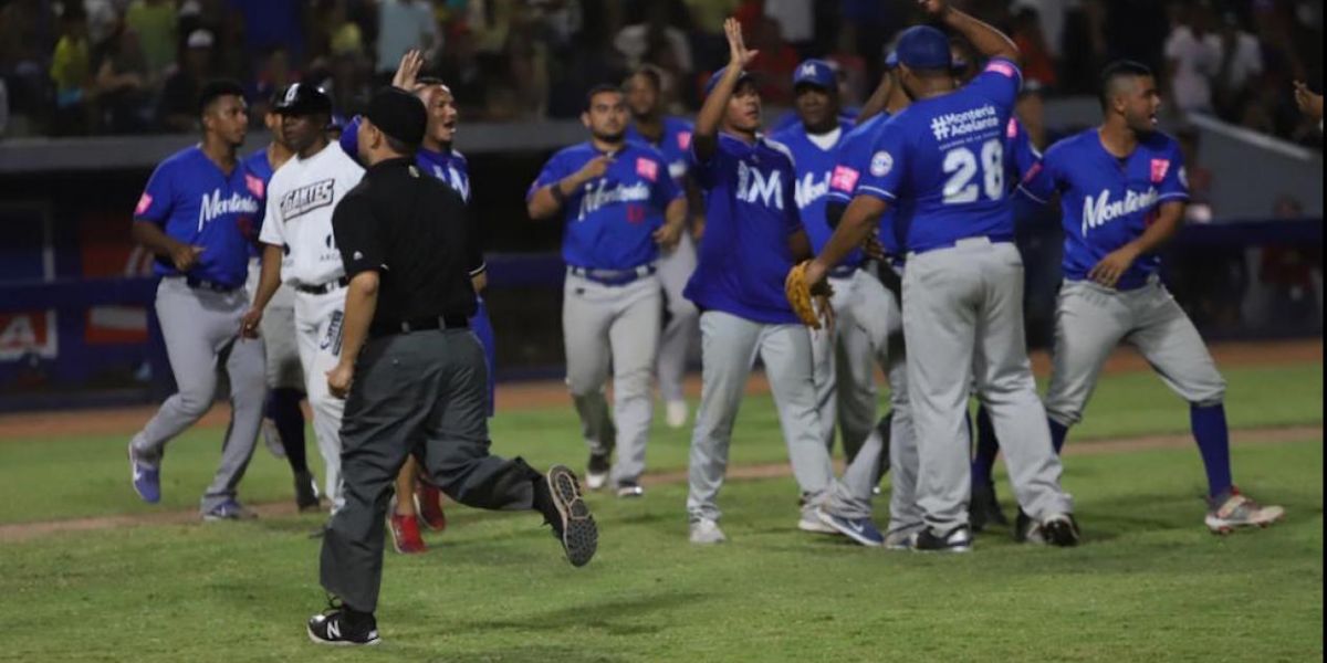 Vaqueros celebran tras que el umpire cantara el out 27 por interferencia de Erick Salcedo.