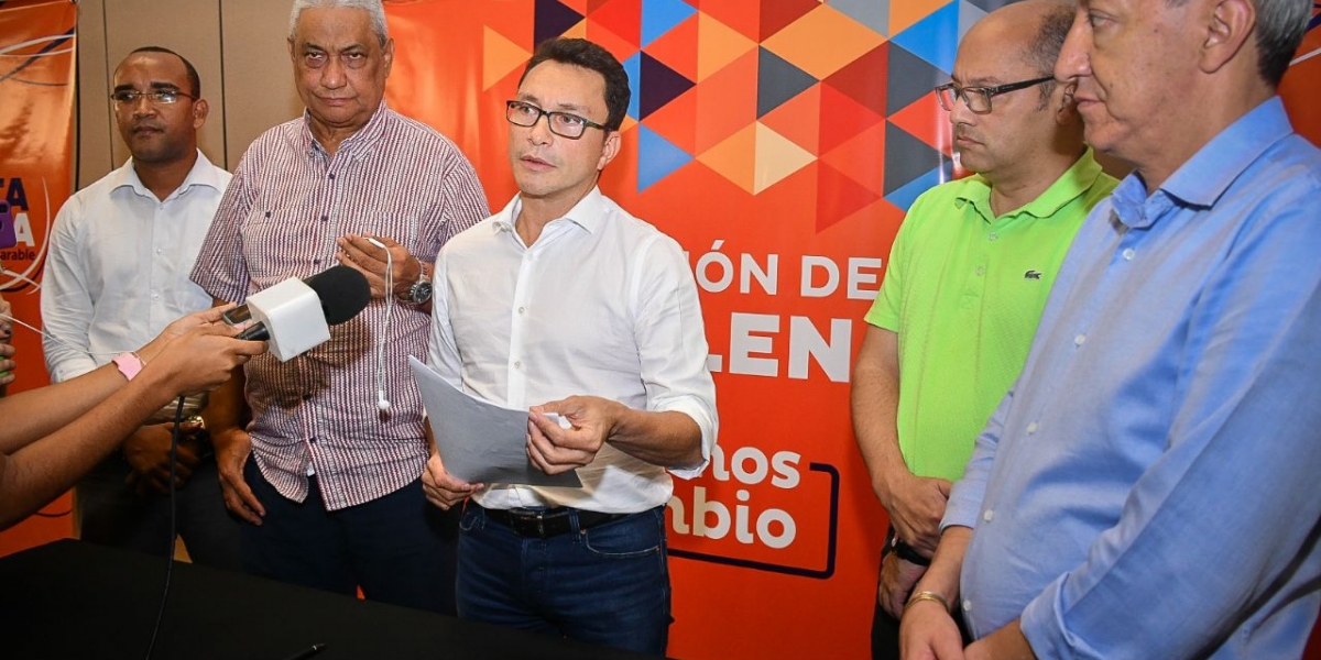 Momento en que Carlos Caicedo firmó el decreto para el pago a los docentes.