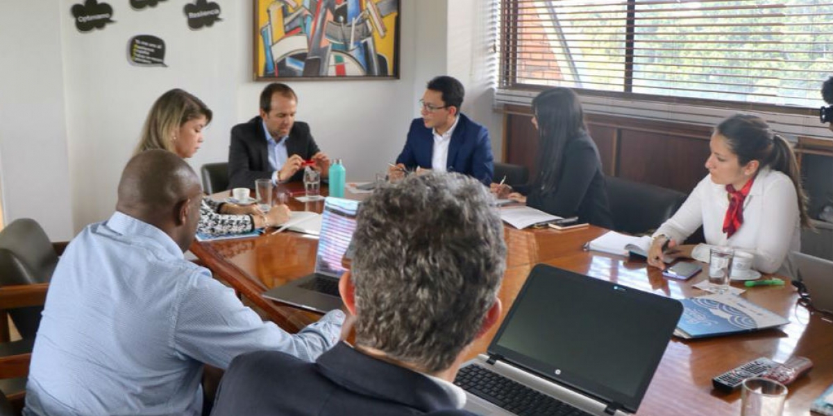 Reunión entre el Gobernador, la Alcaldesa y el Ministro de Deporte.