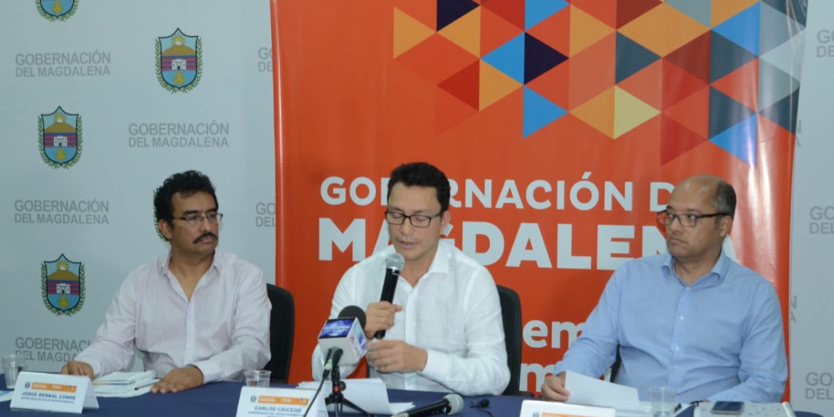 El gobernador del Magdalena, Carlos Caicedo, en rueda de prensa.