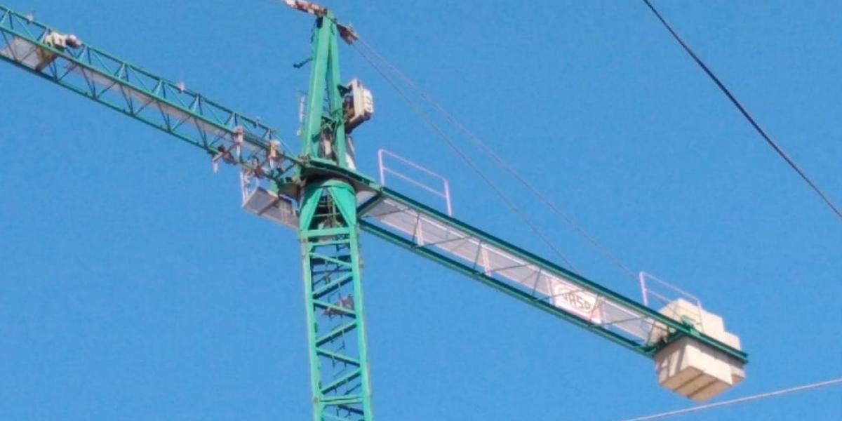 Óscar Mejía - Seguimiento.co Grúa de construcción en Galicia.