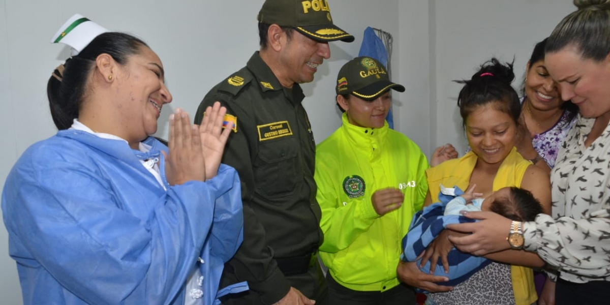 Momento en que el bebé recién nacido vuelve a los brazos de su mamá.