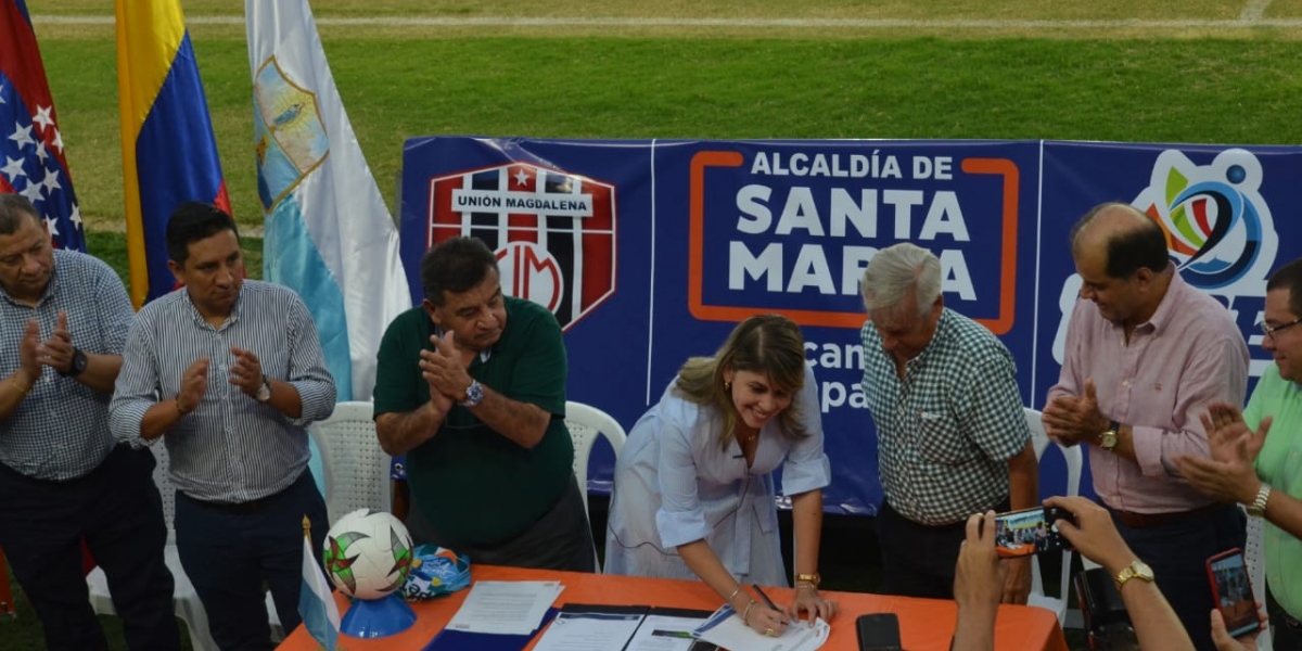 Momentos cuando la alcaldesa firmaba el convenio con el 'Ciclón'. 