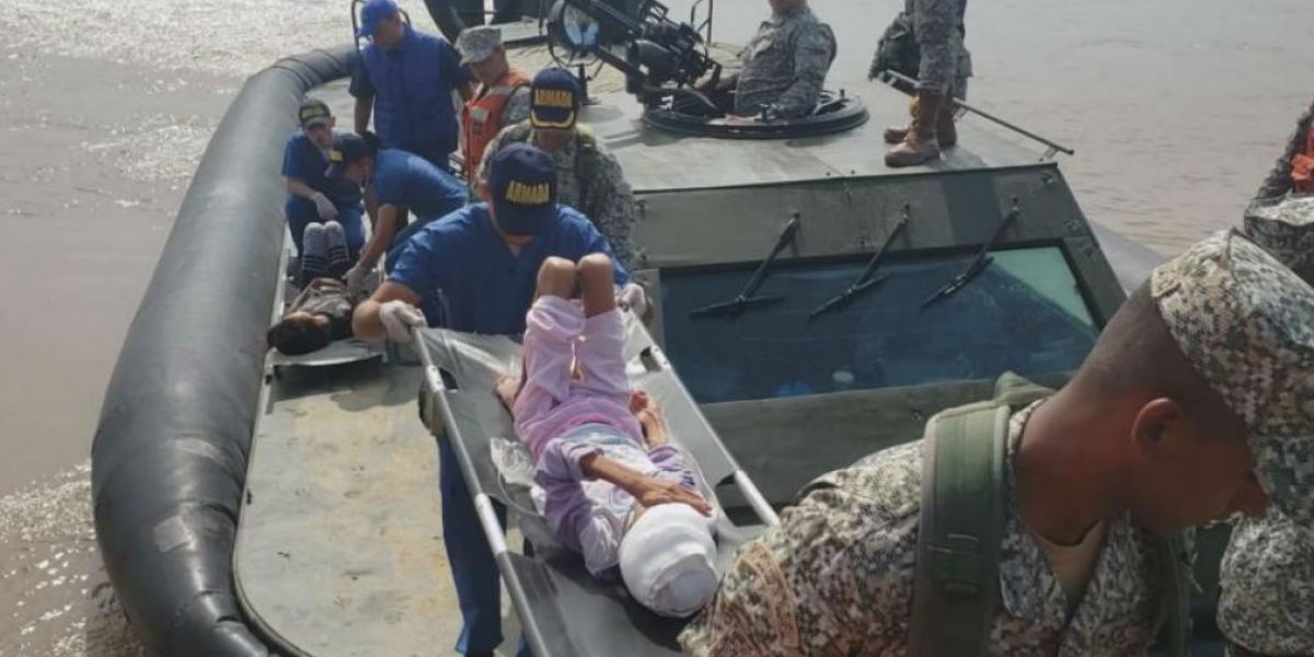 Armada Nacional Rescate de familia en la selva.