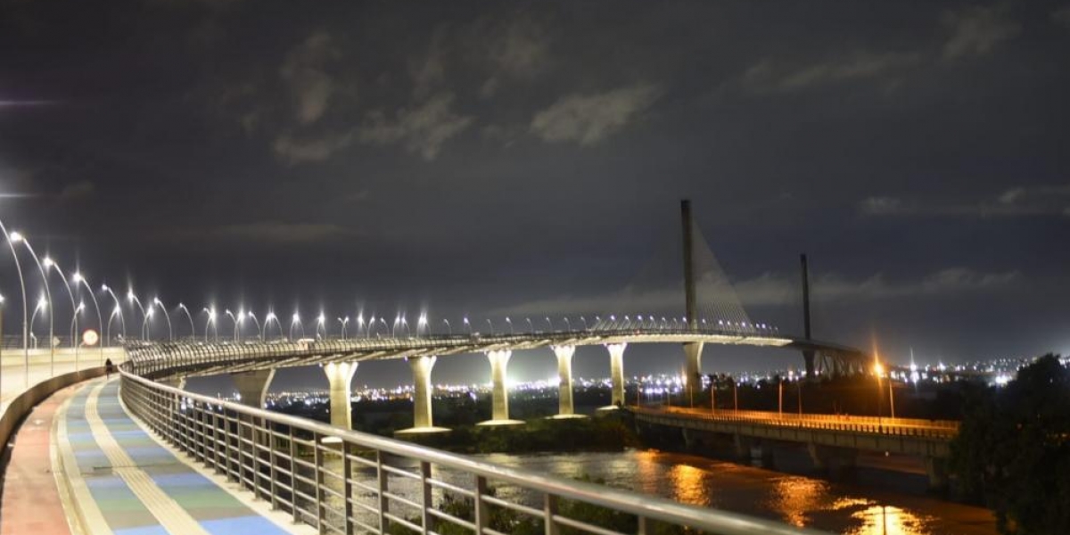 Así luce el puente Pumarejo (nuevo), con la mitad de la luminaria apagada.