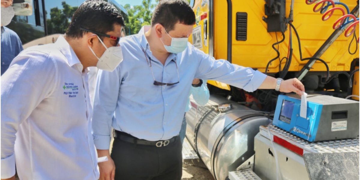 Unimagdalena La entrega del analizador de gases se realizó en el campus principal de la Alma Mater.