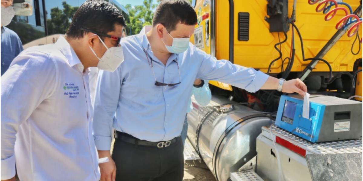 La entrega del analizador de gases se realizó en el campus principal de la Alma Mater.