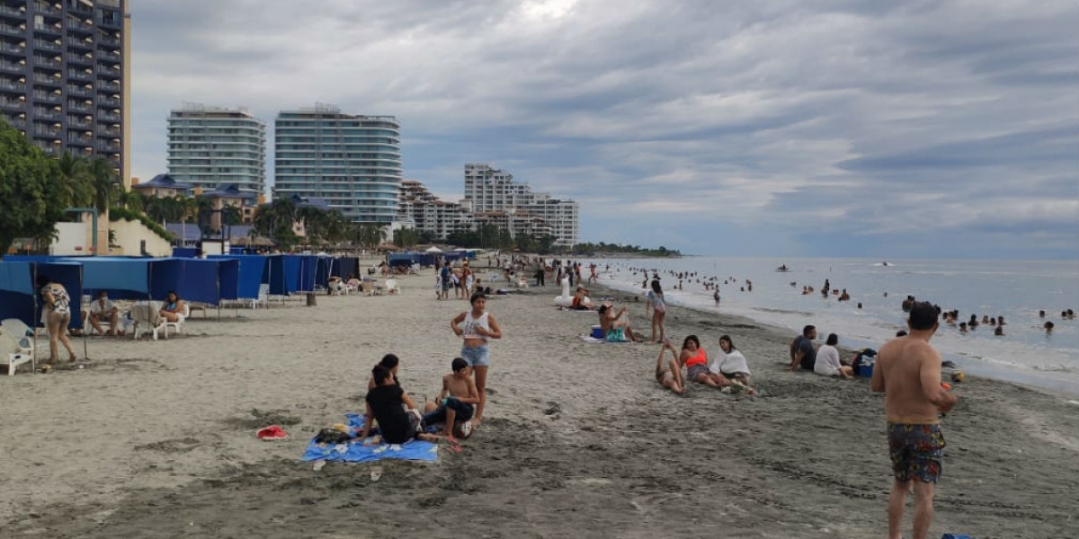 Visitantes en playas del Distrito.