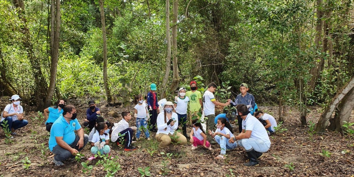 En días pasados, Corpamag organizó una siembra de árboles con niños de una fundación.