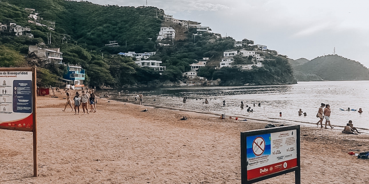 Alcaldía de Santa Marta En las playas de Santa Marta hay señalizaciones con los protocolos de bioseguridad, además de controles para el acceso.