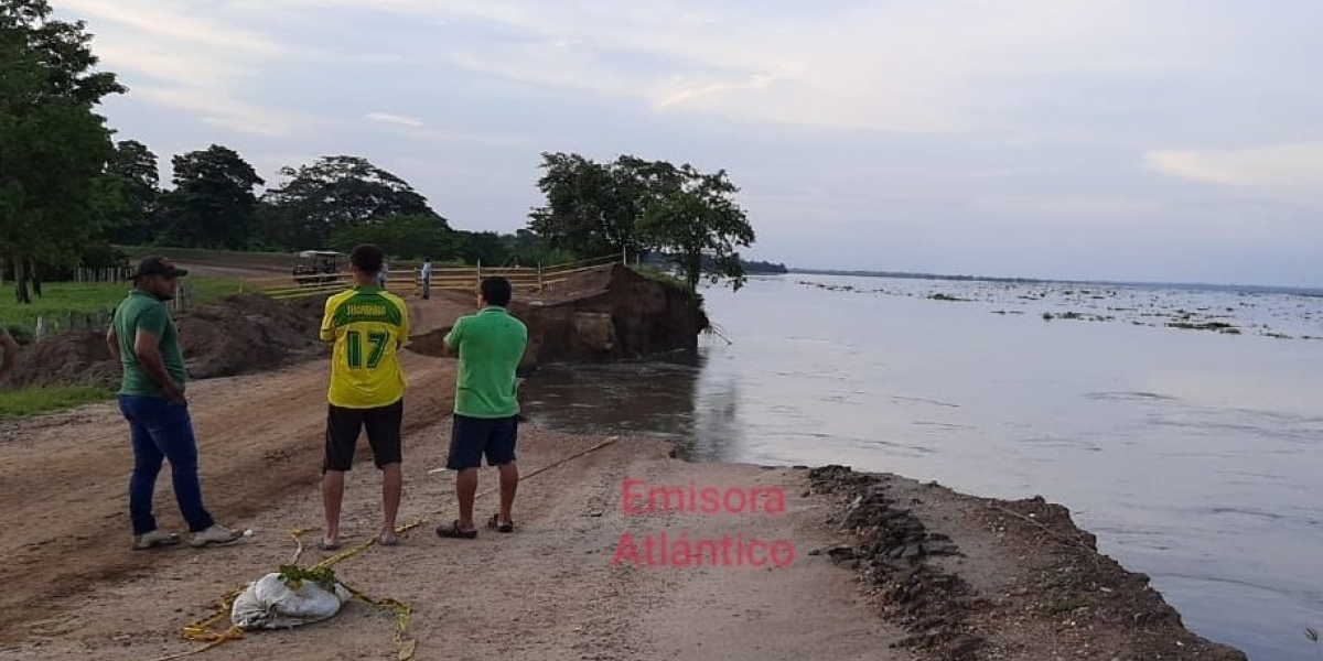 Emisora Atlántico Así está la vía entre Salamina y el Piñón, totalmente incomunicada.