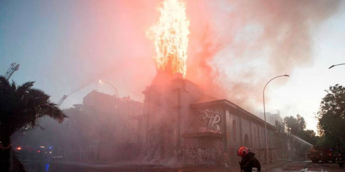 Una de las iglesias incineradas en Chile.