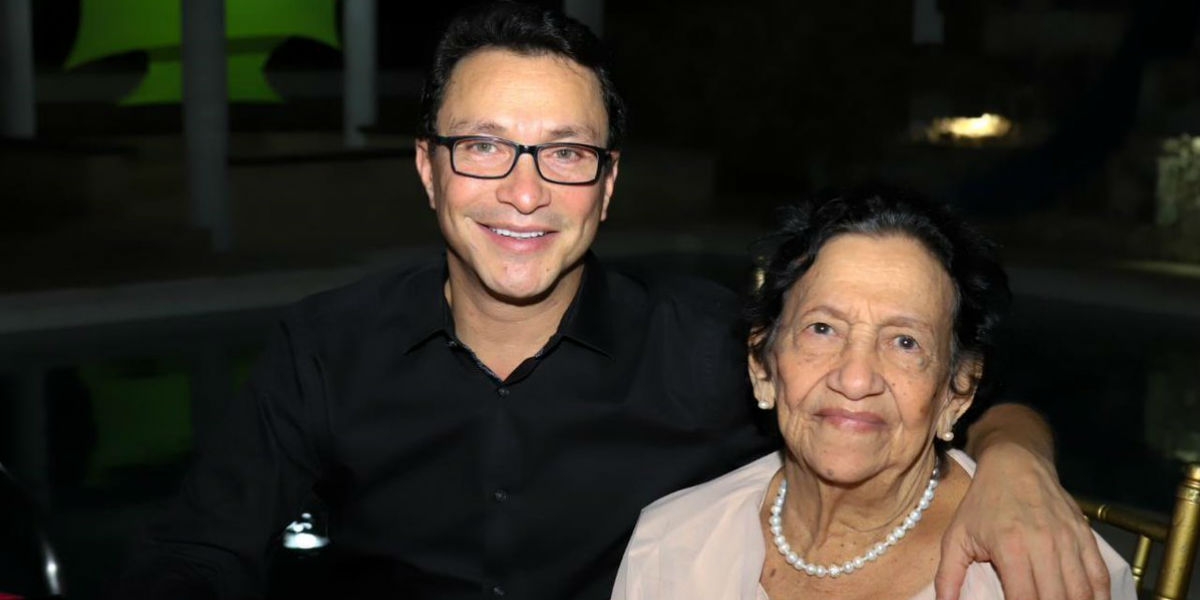 Cortesía El gobernador Caicedo y su madre Dora Omar.