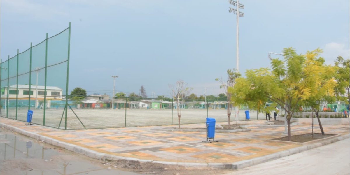 Este proyecto contó con tres fases, la primera de ellas la construcción de vías de acceso en concreto rígido, la edificación del parque Cachimbero y el mejoramiento de la cancha, que ya cuenta con encerramiento y drenaje.