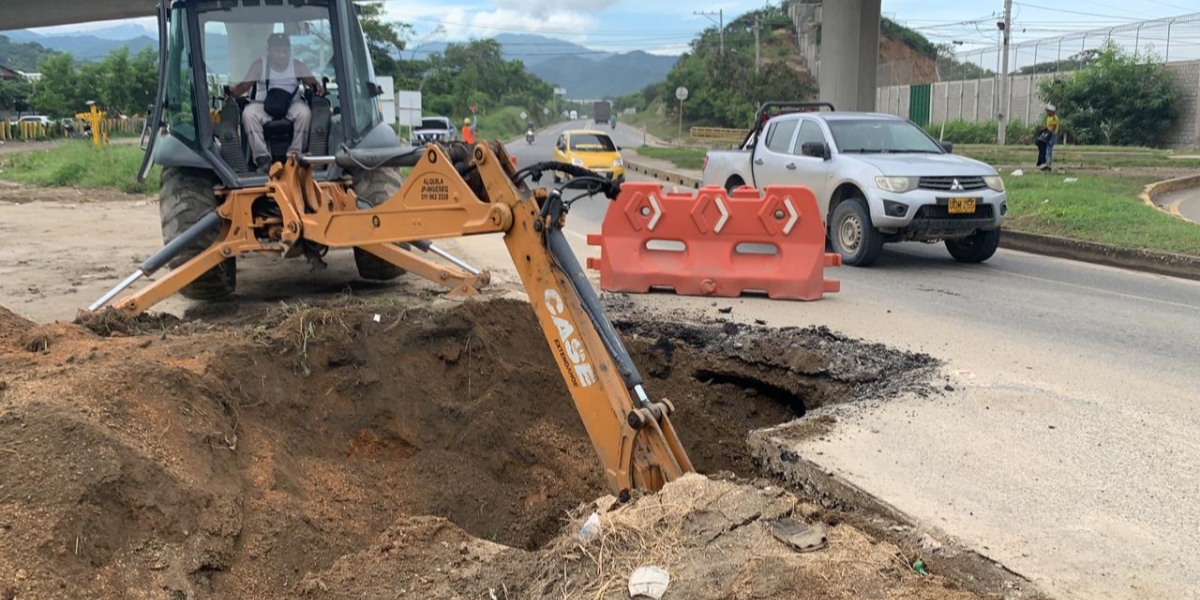 Los trabajos con la maquinaria se adelantarán durante los próximos 10 días, de acuerdo a la magnitud del impacto que se produjo por la destrucción del tubo de drenaje.