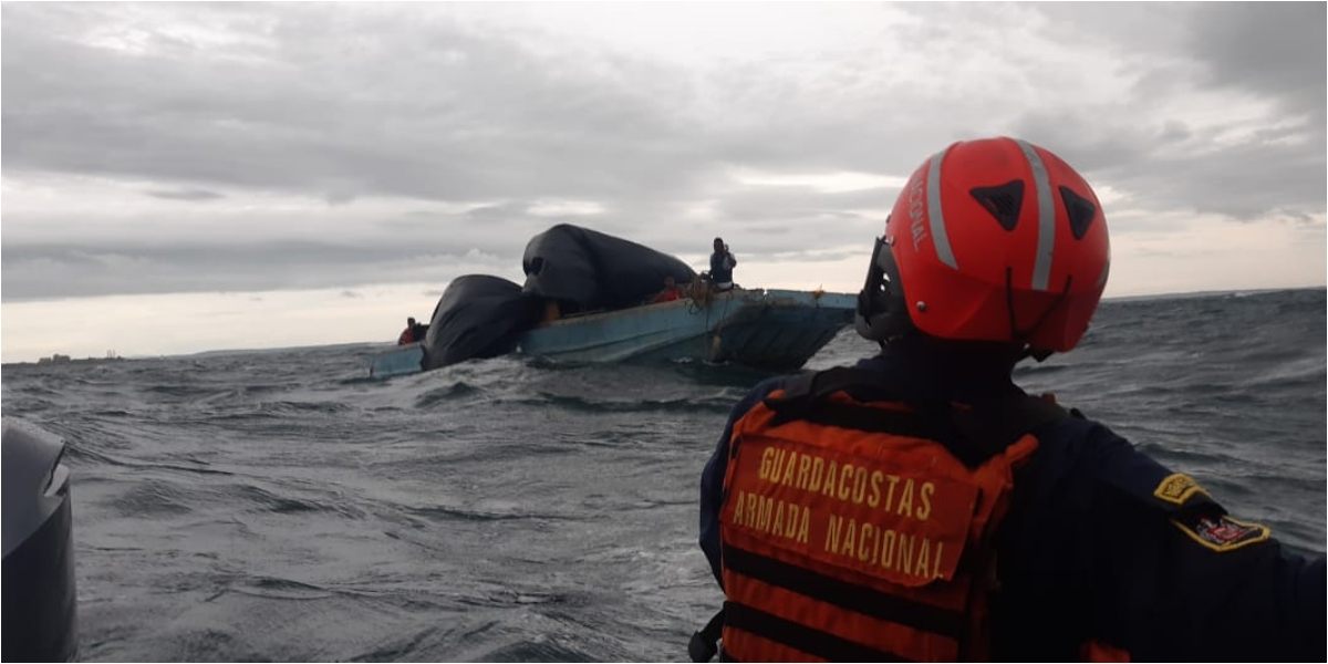 En medio de las condiciones meteomarinas adversas, las unidades llegaron oportunamente al lugar de la emergencia.