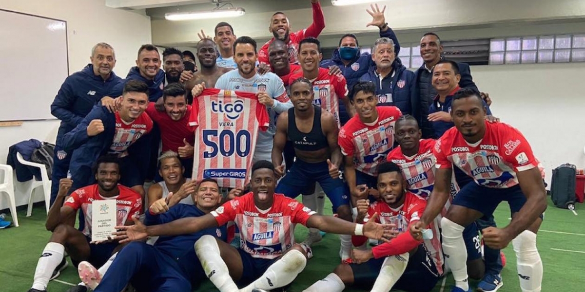 Celebración 'tiburona' de la clasificación y del partido 500 del capitán Sebastián Viera.