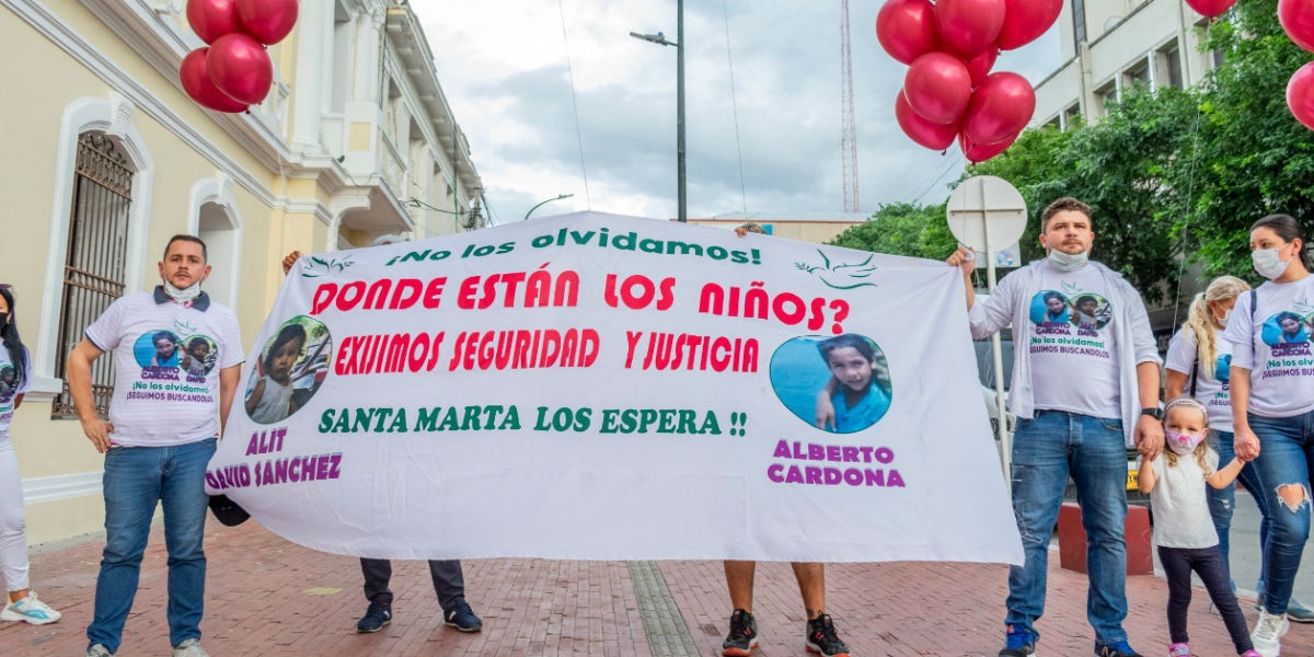 Protesta exigiendo aparición de los niños.