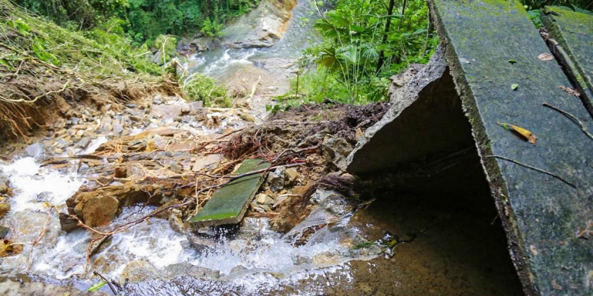 El derrumbe bloqueó el acceso al agua que capta la Planta del Río Piedras.