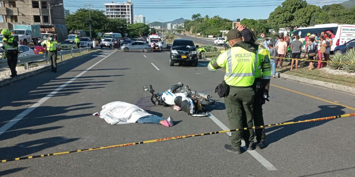 Cortesía La víctima mortal quedó tendida en la vía.