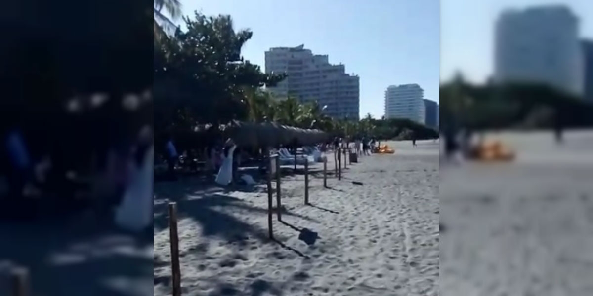 La playa en el Irotama fue cercada con estacas de madera.