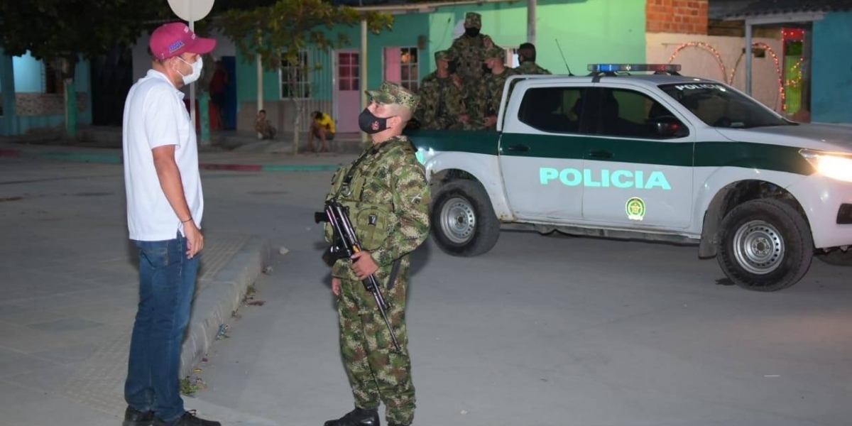 Los militares patrullan las calles de Ciénaga desde la noche de este lunes.