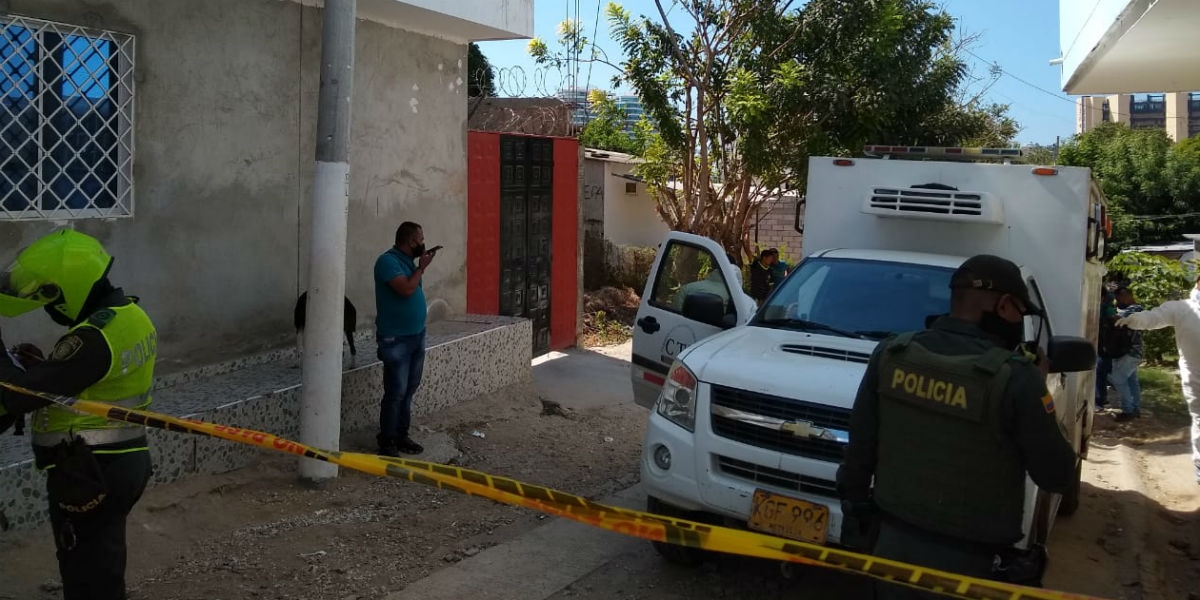 El CTI durante el proceso de levantamiento del cadáver.