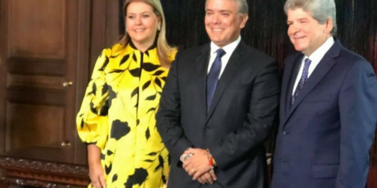 El embajador Burgos, su esposa y el presidente Iván Duque.