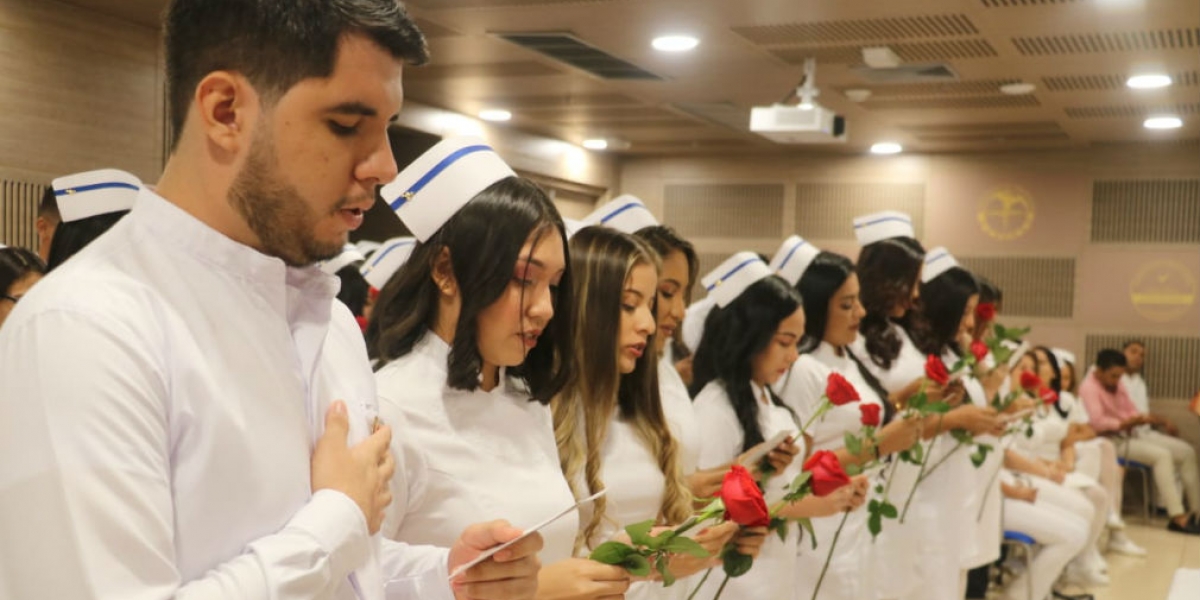 Ceremonia de la luz para estudiantes de Enfermería de Unimagdalena.