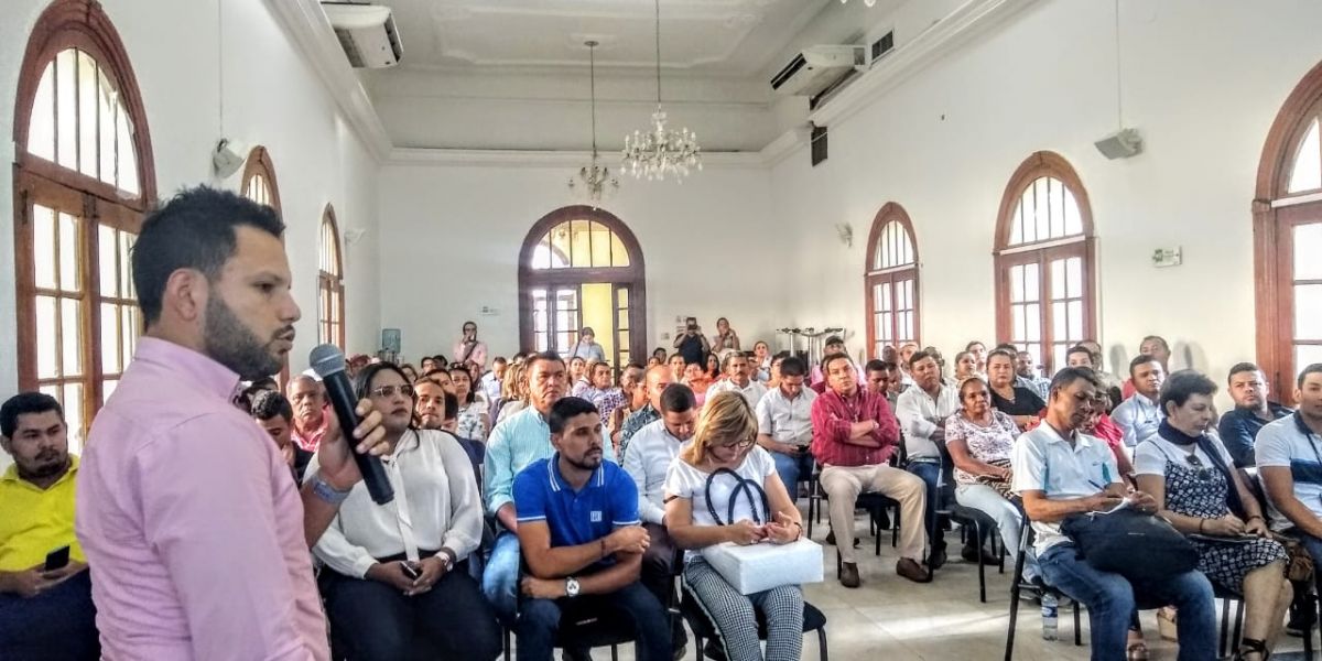 El director de Asuntos Locales y Participación del Distrito, Carlos Bonilla, explicando el cronograma..